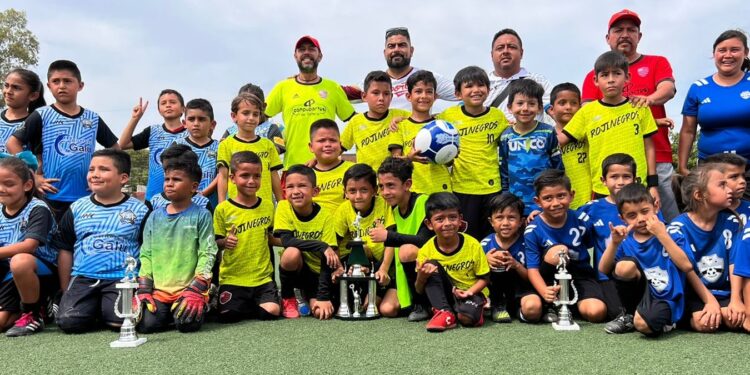 Reparte Municipio trofeos y balones a ganadores de torneo de fútbol infantil