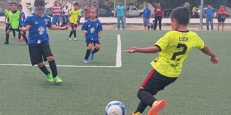 Reparte Municipio trofeos y balones a ganadores de torneo de fútbol infantil
