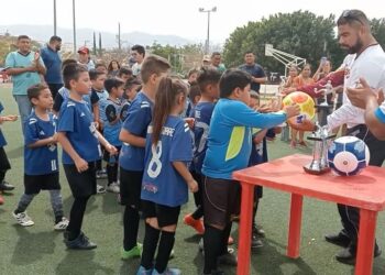 Reparte Municipio trofeos y balones a ganadores de torneo de fútbol infantil