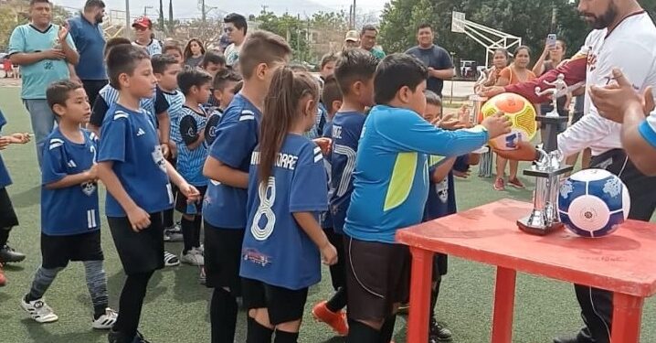 Reparte Municipio trofeos y balones a ganadores de torneo de fútbol infantil