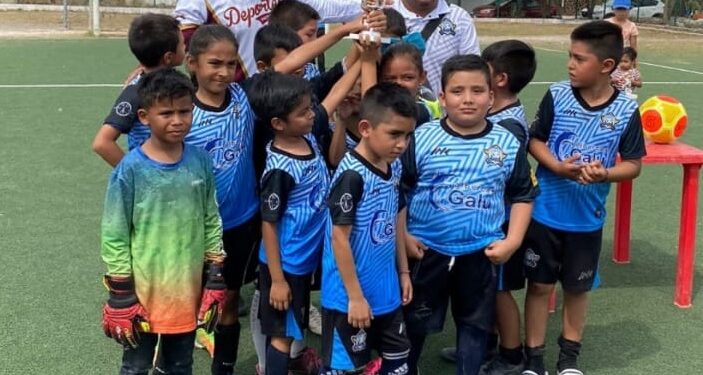 Reparte Municipio trofeos y balones a ganadores de torneo de fútbol infantil