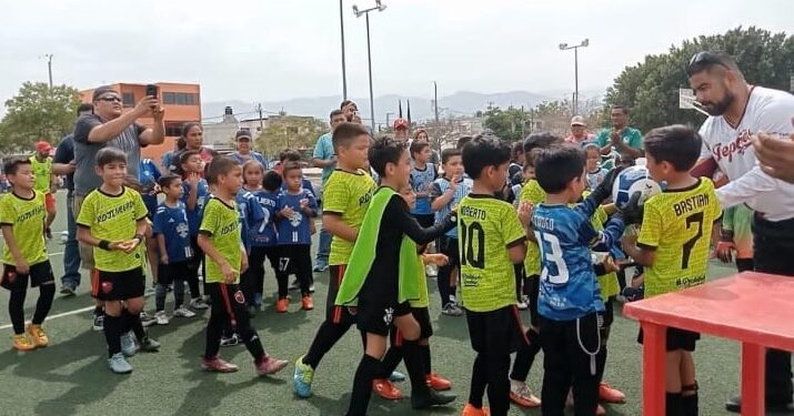 Reparte Municipio trofeos y balones a ganadores de torneo de fútbol infantil