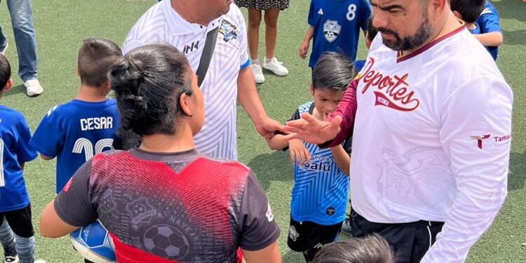 Reparte Municipio trofeos y balones a ganadores de torneo de fútbol infantil