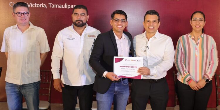 Reconoce y premia alcalde a deportistas sobresalientes