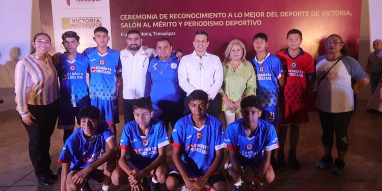 Reconoce y premia alcalde a deportistas sobresalientes