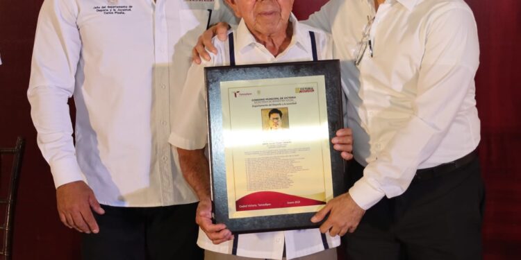 Reconoce y premia alcalde a deportistas sobresalientes