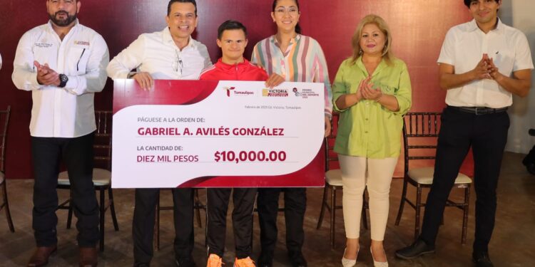 Reconoce y premia alcalde a deportistas sobresalientes