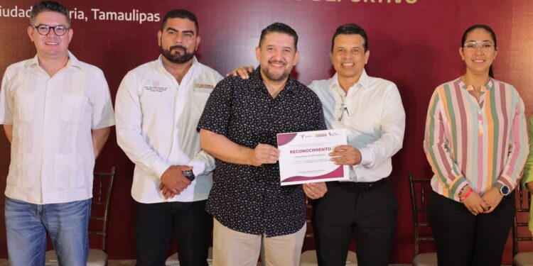 Reconoce y premia alcalde a deportistas sobresalientes