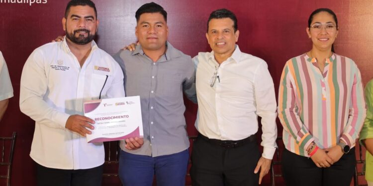 Reconoce y premia alcalde a deportistas sobresalientes