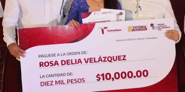 Reconoce y premia alcalde a deportistas sobresalientes