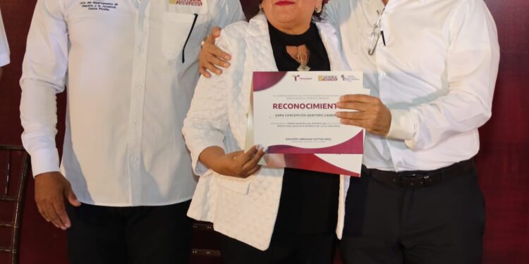 Reconoce y premia alcalde a deportistas sobresalientes