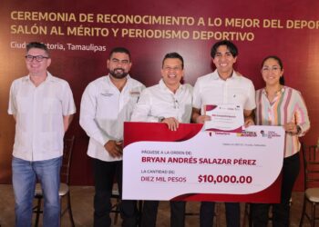Reconoce y premia alcalde a deportistas sobresalientes