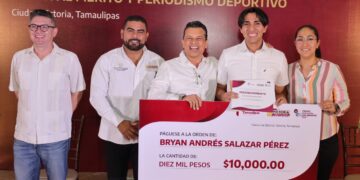 Reconoce y premia alcalde a deportistas sobresalientes
