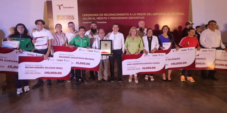 Reconoce y premia alcalde a deportistas sobresalientes