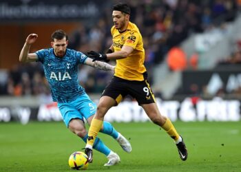 Raúl Jiménez entra de cambio en triunfo del Wolverhampton