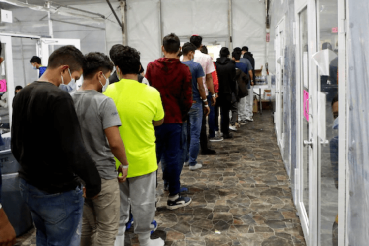 Cruce masivo de migrantes por Brownsville