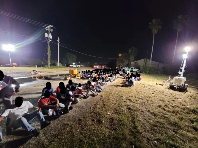 Cientos de migrantes cruzan por Brownsville