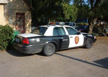 Texas: Encuentra dos cuerpos y drogas en casa