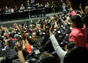 Reducen de 21 a 18 años edad mínima para ser diputado federal en México