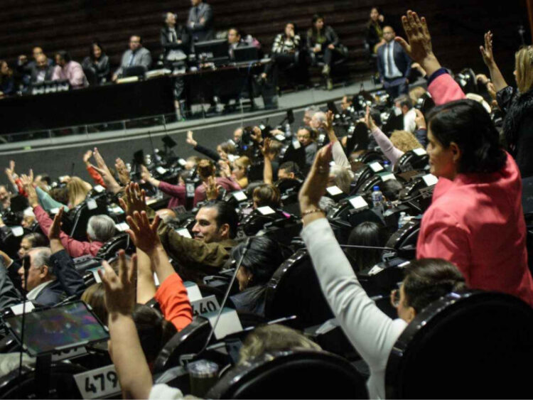 Reducen de 21 a 18 años edad mínima para ser diputado federal en México