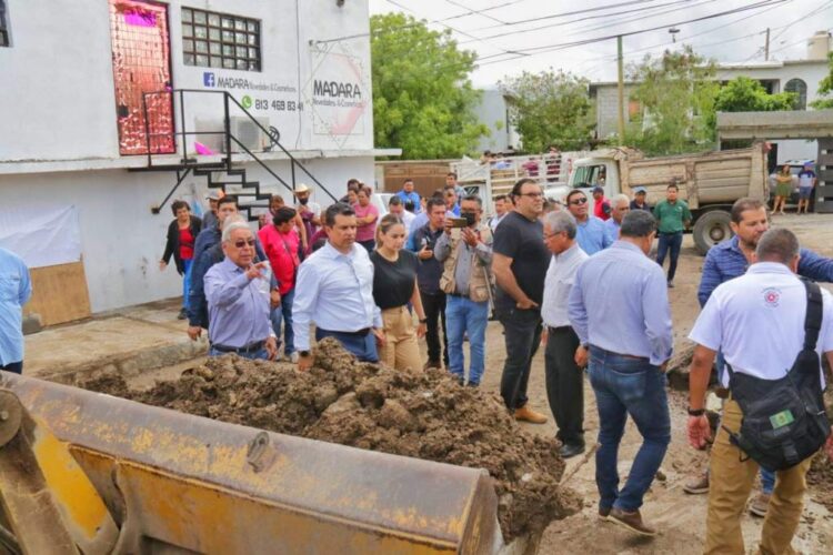 Supervisan zona afectada por lluvias y desazolve de drenes en Victoria
