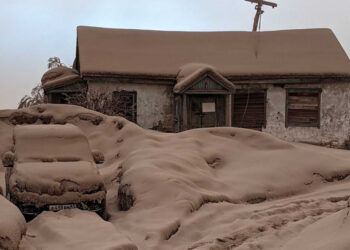 Volcán Shiveluch hace erupción en Rusia y causa destrucción
