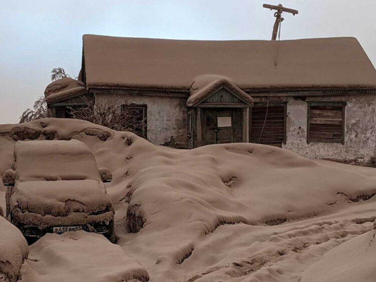 Volcán Shiveluch hace erupción en Rusia y causa destrucción