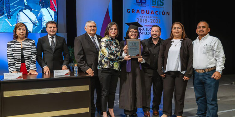Entrega Universidad Politécnica Victoria 400 licenciados e ingenieros a Tamaulipas