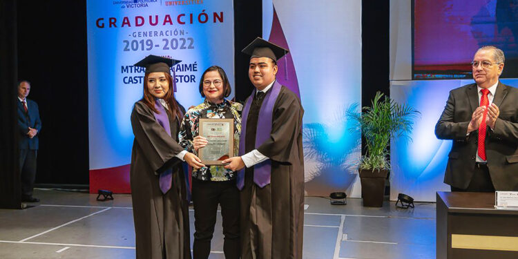 Entrega Universidad Politécnica Victoria 400 licenciados e ingenieros a Tamaulipas