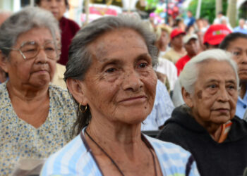 Avala Senado dar atención médica gratuita para personas adultas o con discapacidad