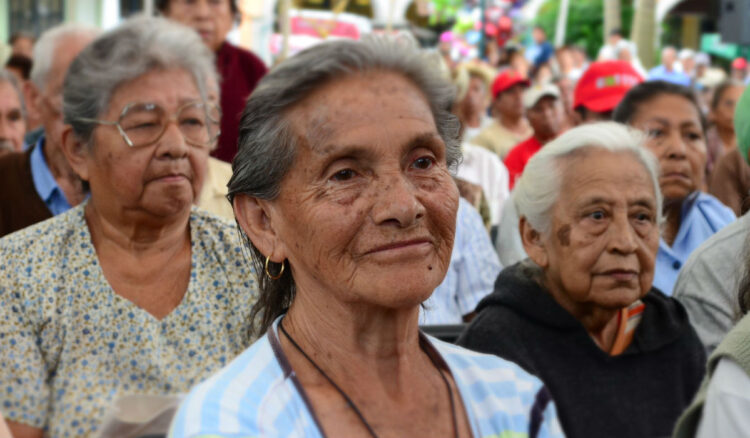 Avala Senado dar atención médica gratuita para personas adultas o con discapacidad