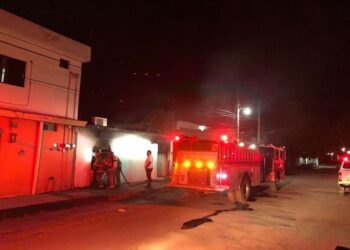 Bomberos controlan incendio en casa de la Col. Victoria