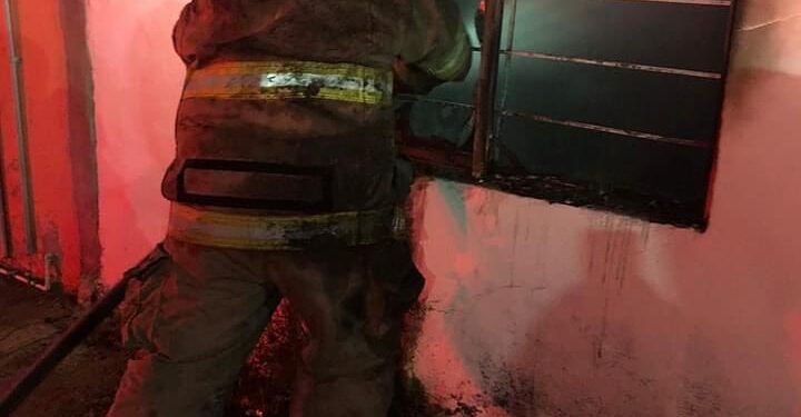 Bomberos controlan incendio en casa de la Col. Victoria