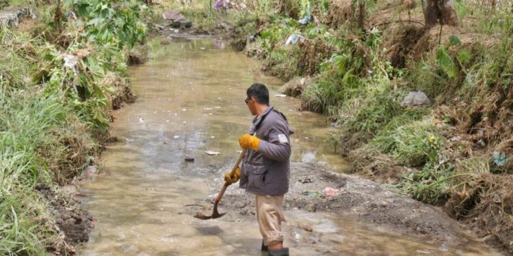 Continúa limpieza de drenes pluviales en diversos sectores de Cd. Victoria