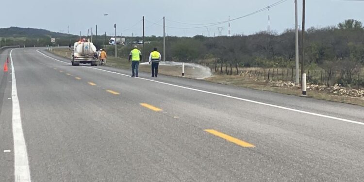 Cierran carretera Victoria-Zaragoza por fuga en ducto de PEMEX; dan vías alternas para Tampico