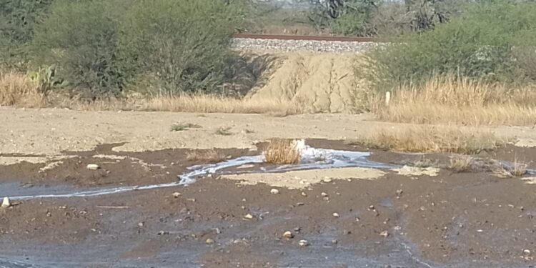 Alertan por  fuga de combustible en ducto paralelo a carretera Victoria-Tampico