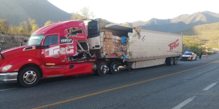 Tráiler rebasa a otro y lo embiste en ruta Victoria-Tula