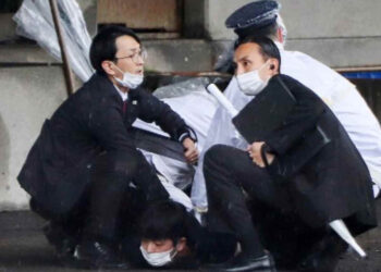 Alerta en Japón; evacúan a primer ministro durante un evento tras una explosión