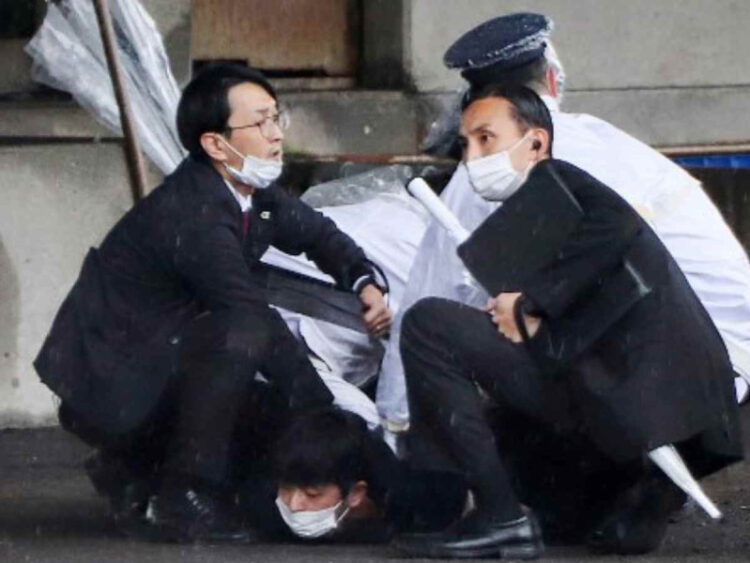 Alerta en Japón; evacúan a primer ministro durante un evento tras una explosión