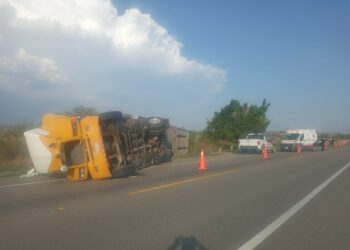 Cierre parcial de carretera González-Llera al volcar  tractocamión