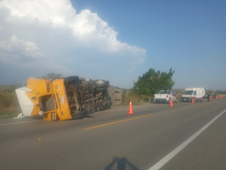 Cierre parcial de carretera González-Llera al volcar  tractocamión