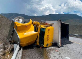 Vuelca camión cargado con asfalto en carretera Victoria-Tula