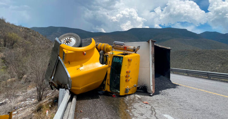 Vuelca camión cargado con asfalto en carretera Victoria-Tula