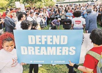 Fija Biden requisitos para ampliar cobertura de salud a los ‘dreamers’