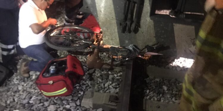 Sobrevive ciclista victorense a embestida y arrastre del tren 