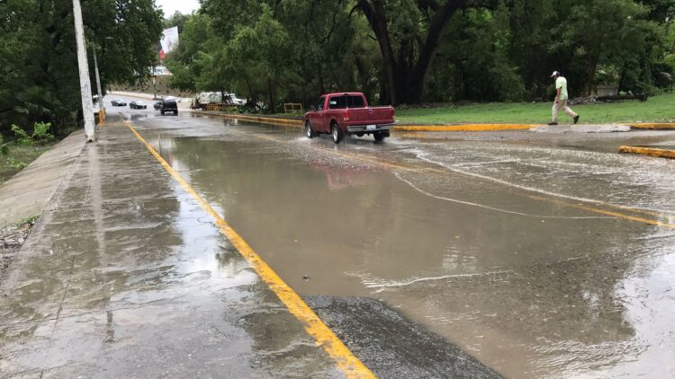 Intensa lluvia provoca encharcamientos e inundaciones en Cd. Victoria