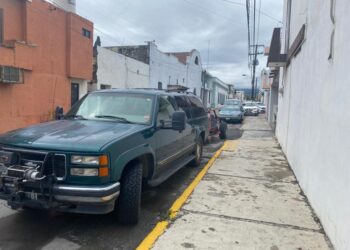 Vehículos mal estacionados obstruyen visión y son causa de choques en centro de Victoria.