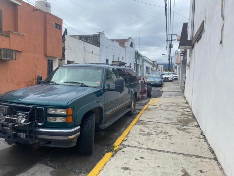 Vehículos mal estacionados obstruyen visión y son causa de choques en centro de Victoria.