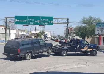 Carambola vehicular en cruce de calles Ocho y Abasolo en Cd. Victoria