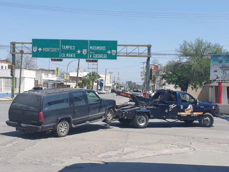 Carambola vehicular en cruce de calles Ocho y Abasolo en Cd. Victoria